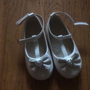 White 6 toddler shoe